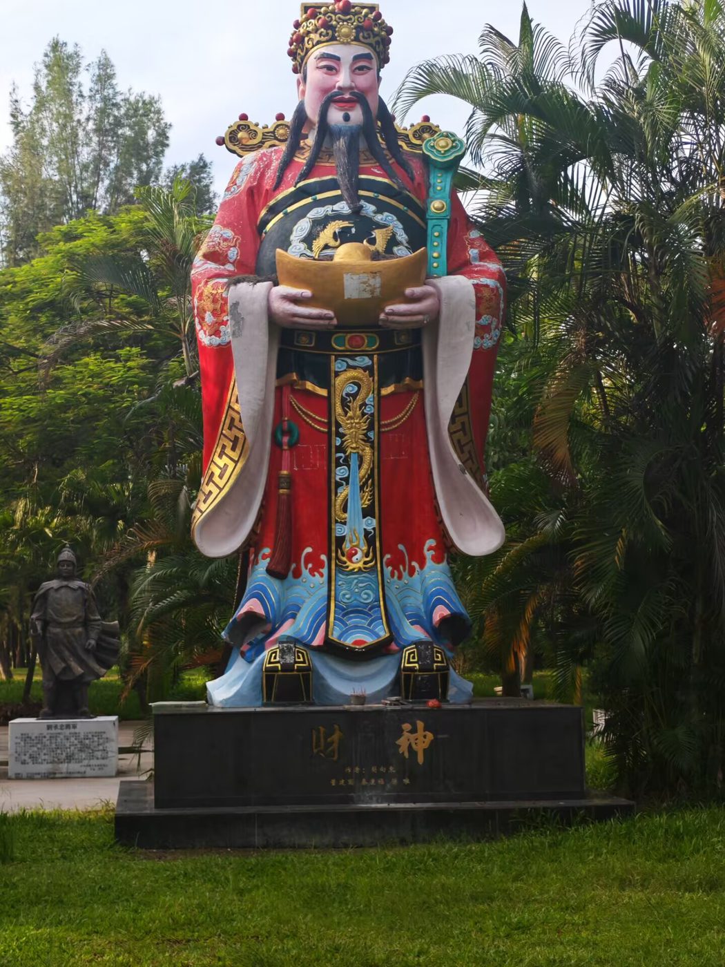 吴川泥塑财神爷像